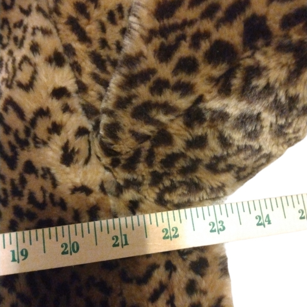 Mob Wives Faux Fur Leopard Print Tan-Black Latch Hook Eye Closure Warm Chic L - Picture 13 of 13